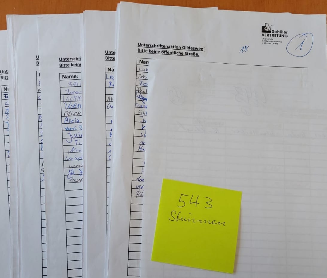 15.71.2021 - Unterschriftenübergabe Oberschule - 543 Unterschriften wurden übergeben