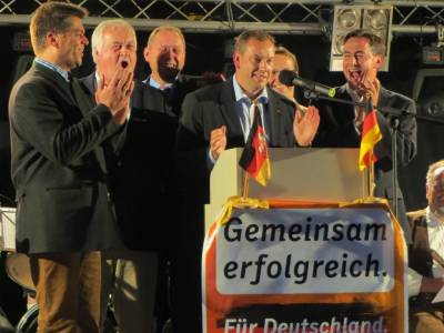 Henning Otte dankt seinen Gastrednern und stimmt gemeinsam mit ihnen das
Niedersachsenlied an